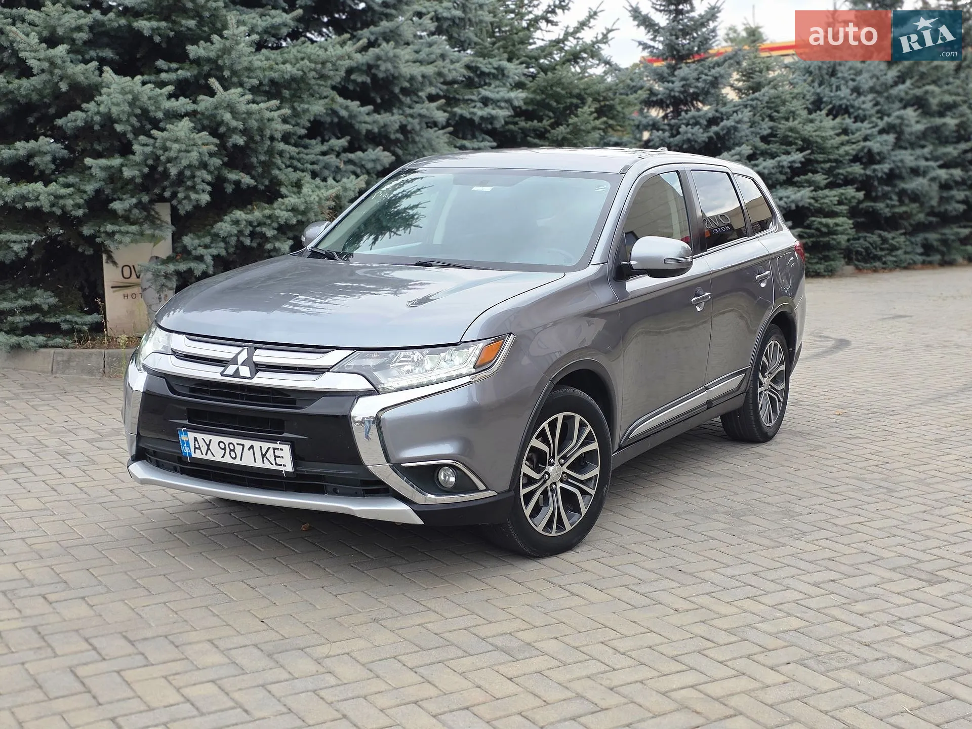 2017 Mitsubishi Outlander - фото 1