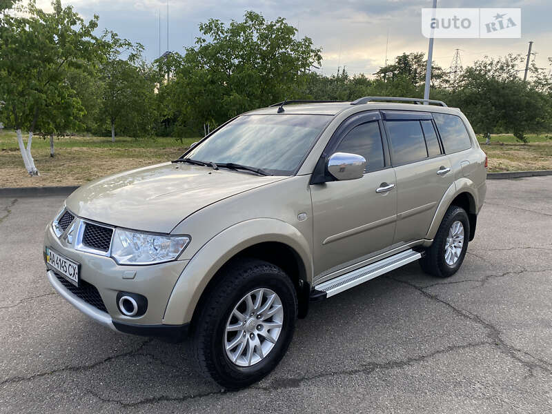 Внедорожник / Кроссовер Mitsubishi Pajero Sport 2011 в 