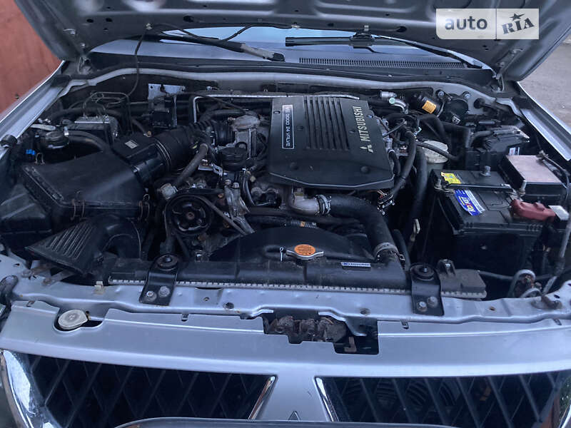 Внедорожник / Кроссовер Mitsubishi Pajero Sport 2004 в Киеве