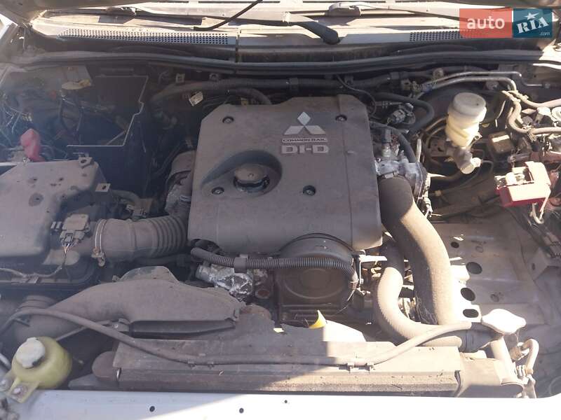 Внедорожник / Кроссовер Mitsubishi Pajero Sport 2013 в Изюме