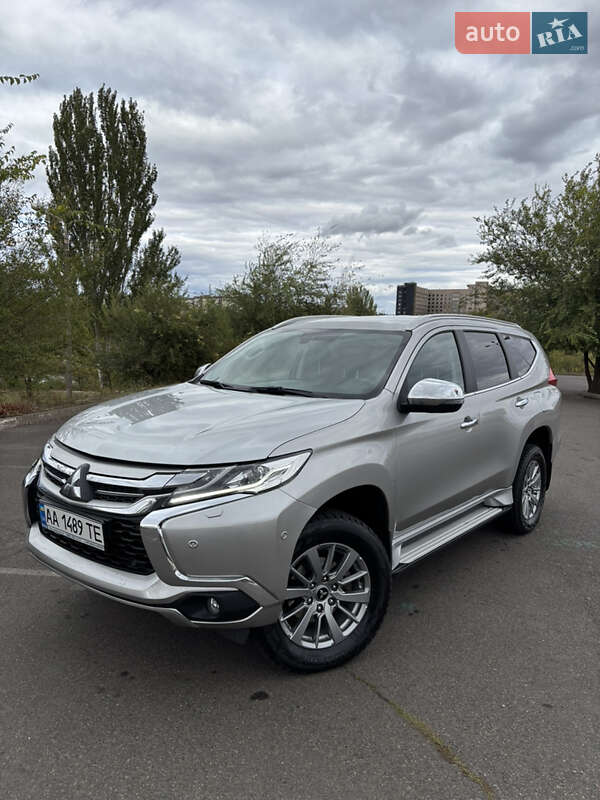 Позашляховик / Кросовер Mitsubishi Pajero Sport 2017 в Кривому Розі