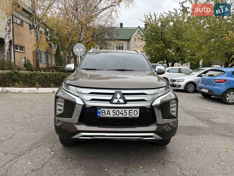 Внедорожник / Кроссовер Mitsubishi Pajero Sport 2021 в 