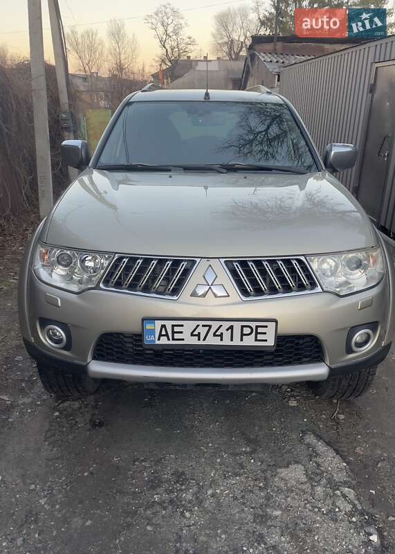 Внедорожник / Кроссовер Mitsubishi Pajero Sport 2012 в 