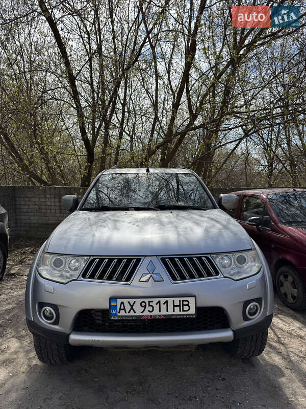 Внедорожник / Кроссовер Mitsubishi Pajero Sport 2013 в 