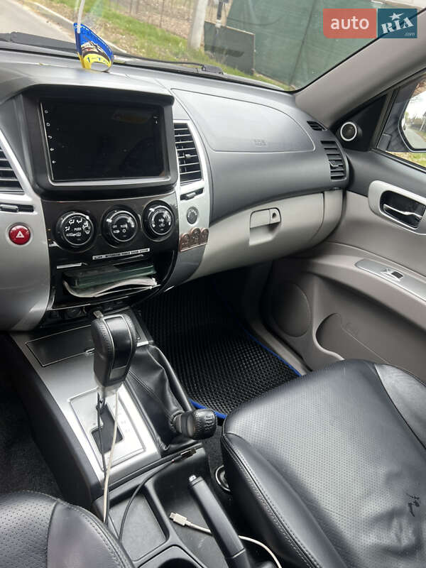 Позашляховик / Кросовер Mitsubishi Pajero Sport 2011 в Києві