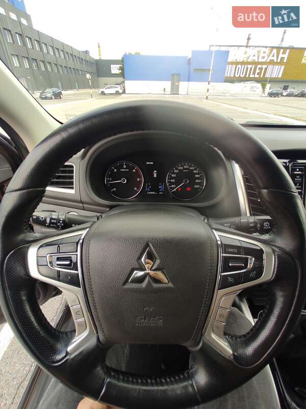 Внедорожник / Кроссовер Mitsubishi Pajero Sport 2016 в Киеве