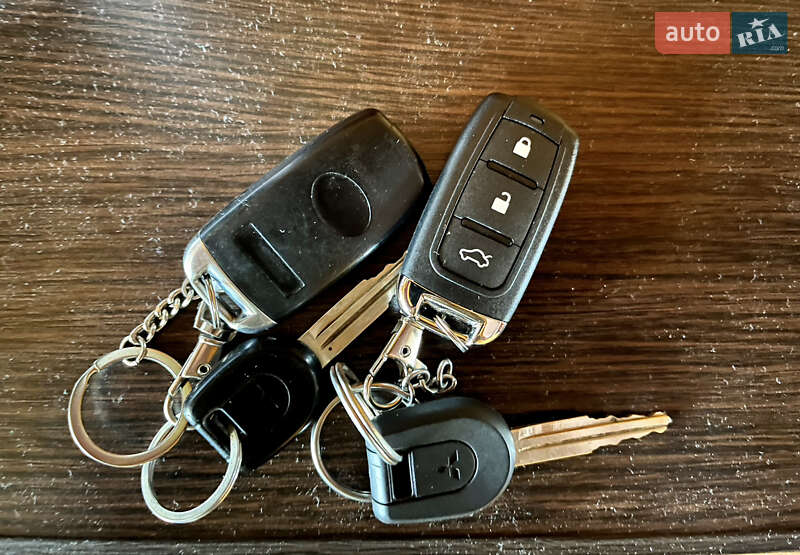 Внедорожник / Кроссовер Mitsubishi Pajero Sport 2002 в Сваляве