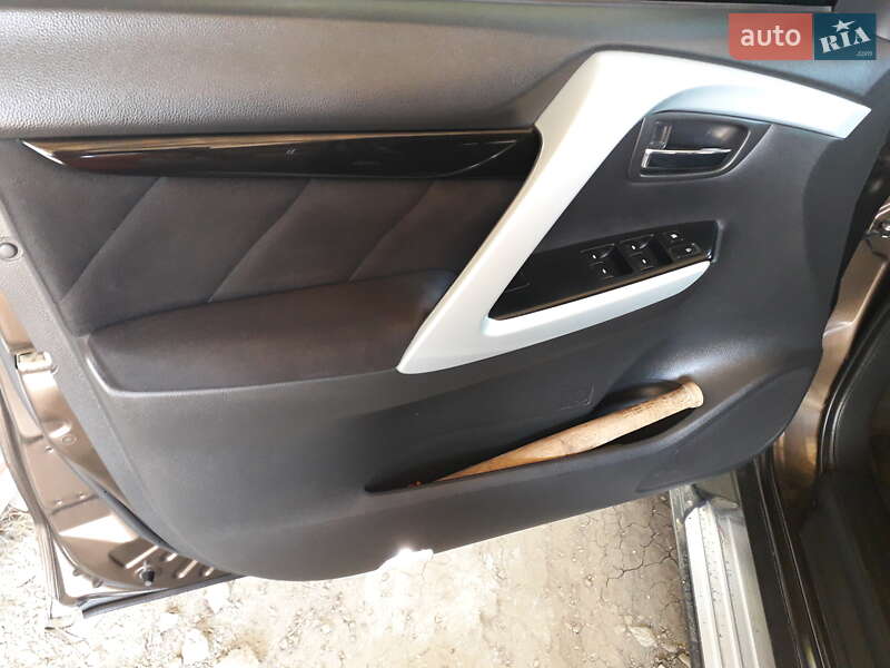 Внедорожник / Кроссовер Mitsubishi Pajero Sport 2016 в Еланце