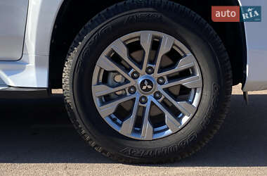 Позашляховик / Кросовер Mitsubishi Pajero Sport 2024 в 