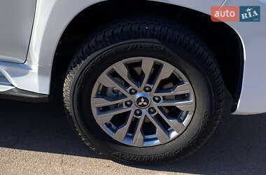 Позашляховик / Кросовер Mitsubishi Pajero Sport 2024 в 
