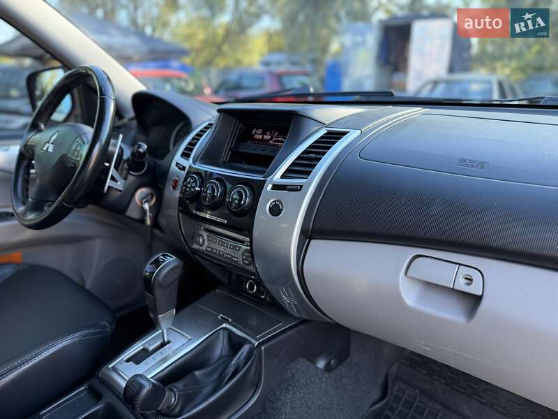 Позашляховик / Кросовер Mitsubishi Pajero Sport 2011 в Києві