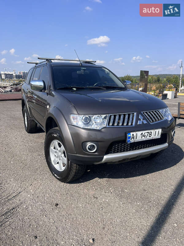 Позашляховик / Кросовер Mitsubishi Pajero Sport 2013 в Ірпені