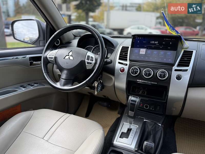 Внедорожник / Кроссовер Mitsubishi Pajero Sport 2012 в Киеве
