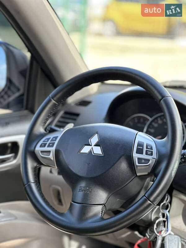 Внедорожник / Кроссовер Mitsubishi Pajero Sport 2010 в Киеве