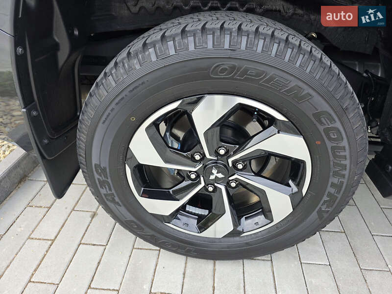 Внедорожник / Кроссовер Mitsubishi Pajero Sport 2024 в Ужгороде