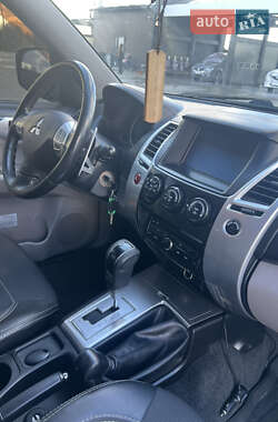 Внедорожник / Кроссовер Mitsubishi Pajero Sport 2011 в 