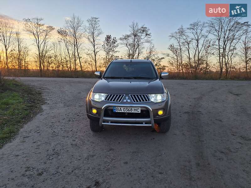 Внедорожник / Кроссовер Mitsubishi Pajero Sport 2012 в Чуднове