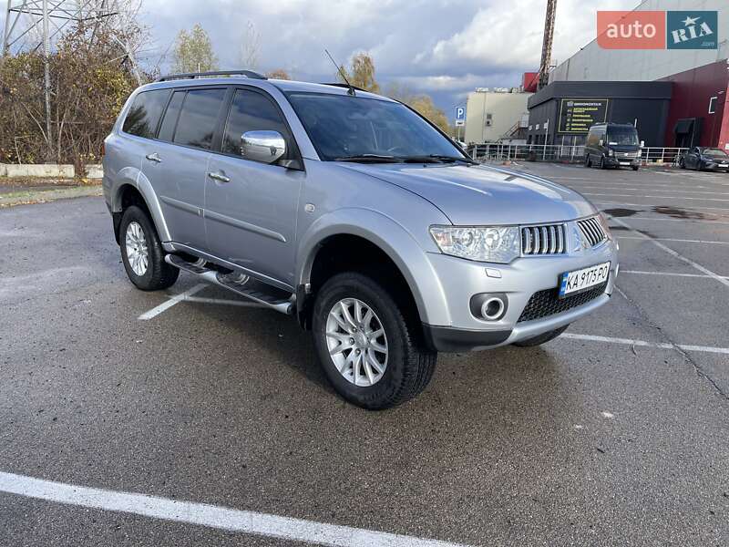 Внедорожник / Кроссовер Mitsubishi Pajero Sport 2010 в Киеве