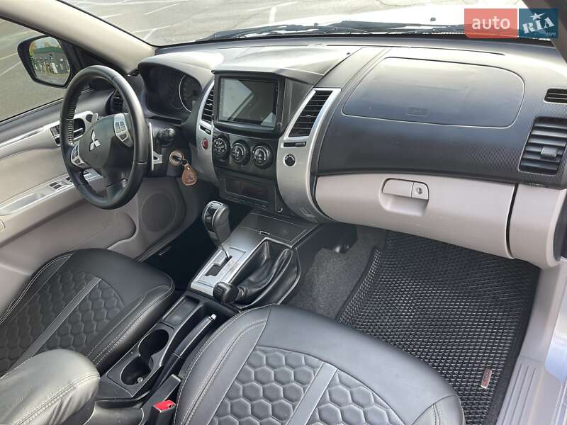 Внедорожник / Кроссовер Mitsubishi Pajero Sport 2010 в Киеве