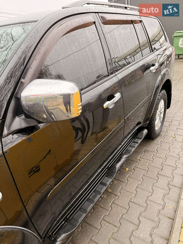 Внедорожник / Кроссовер Mitsubishi Pajero Sport 2011 в Черновцах