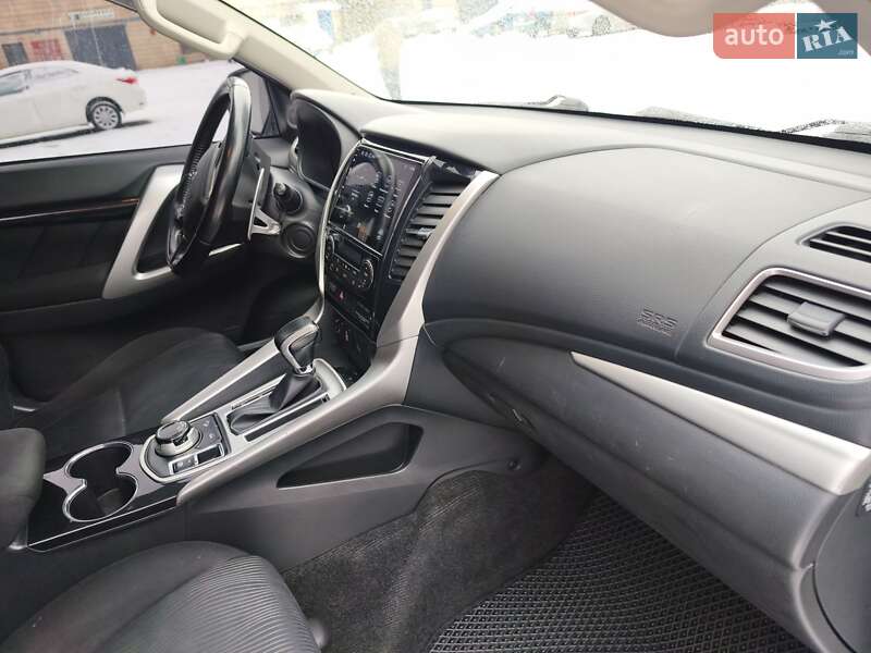 Позашляховик / Кросовер Mitsubishi Pajero Sport 2016 в Києві