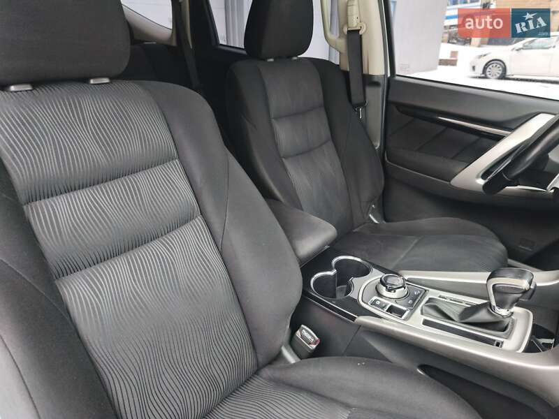 Позашляховик / Кросовер Mitsubishi Pajero Sport 2016 в Києві