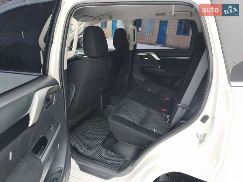 Позашляховик / Кросовер Mitsubishi Pajero Sport 2016 в Києві