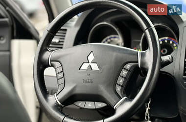 Внедорожник / Кроссовер Mitsubishi Pajero Wagon 2011 в 