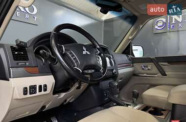 Внедорожник / Кроссовер Mitsubishi Pajero Wagon 2012 в 