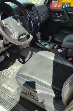 Позашляховик / Кросовер Mitsubishi Pajero Wagon 2011 в 