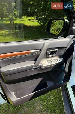 Внедорожник / Кроссовер Mitsubishi Pajero Wagon 2012 в 