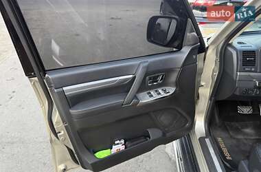 Внедорожник / Кроссовер Mitsubishi Pajero Wagon 2017 в 