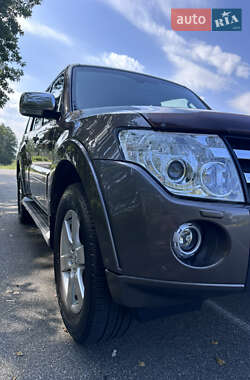 Внедорожник / Кроссовер Mitsubishi Pajero Wagon 2011 в 