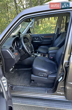 Внедорожник / Кроссовер Mitsubishi Pajero Wagon 2011 в 