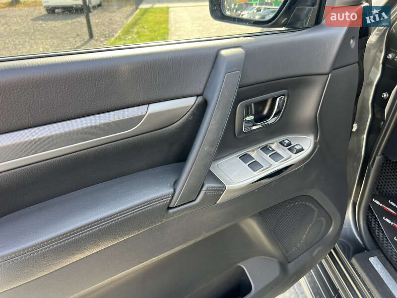 Внедорожник / Кроссовер Mitsubishi Pajero Wagon 2017 в Ужгороде