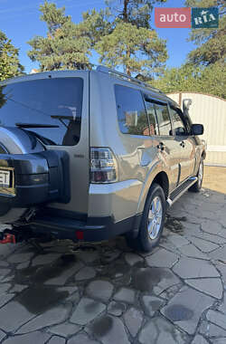 Внедорожник / Кроссовер Mitsubishi Pajero Wagon 2007 в 
