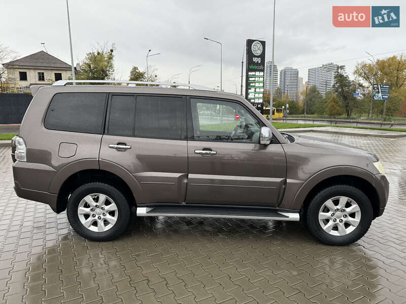 Позашляховик / Кросовер Mitsubishi Pajero Wagon 2010 в Києві
