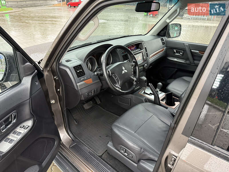 Позашляховик / Кросовер Mitsubishi Pajero Wagon 2010 в Києві