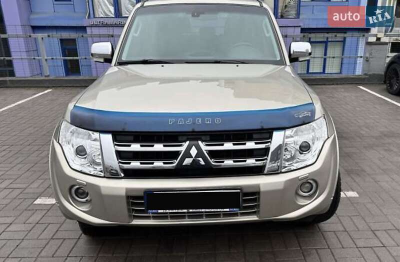 Mitsubishi Pajero Wagon 2012
