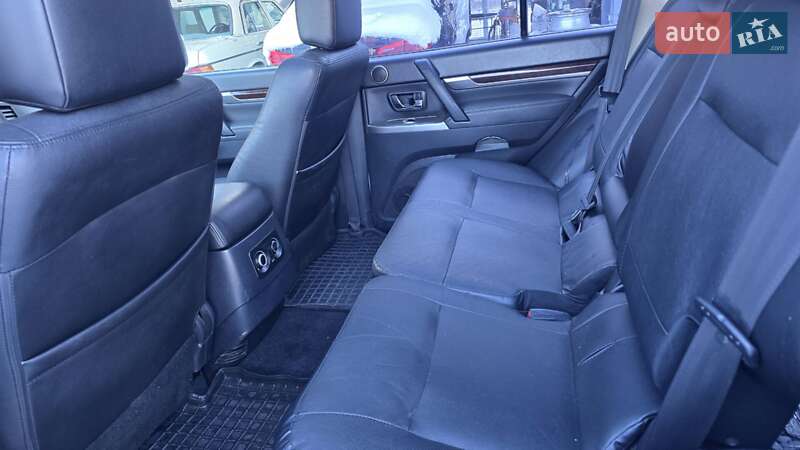 Внедорожник / Кроссовер Mitsubishi Pajero Wagon 2013 в Львове