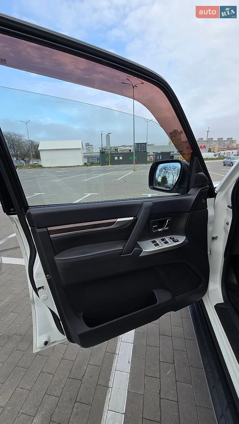 2013 Mitsubishi Pajero - мініатюра 22