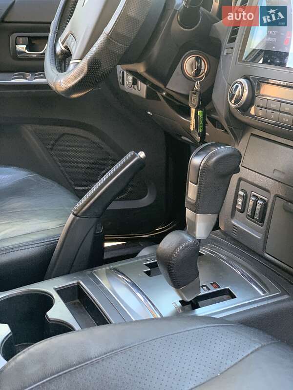 Внедорожник / Кроссовер Mitsubishi Pajero 2010 в Киеве