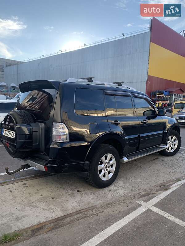 Внедорожник / Кроссовер Mitsubishi Pajero 2010 в Киеве