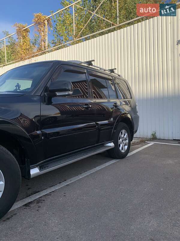 Внедорожник / Кроссовер Mitsubishi Pajero 2010 в Киеве