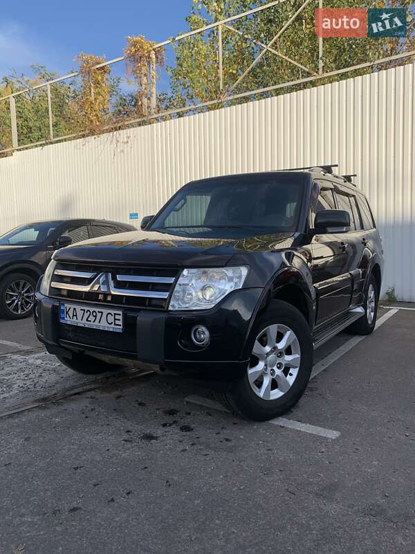 Внедорожник / Кроссовер Mitsubishi Pajero 2010 в Киеве