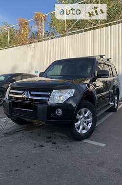 Внедорожник / Кроссовер Mitsubishi Pajero 2010 в Киеве