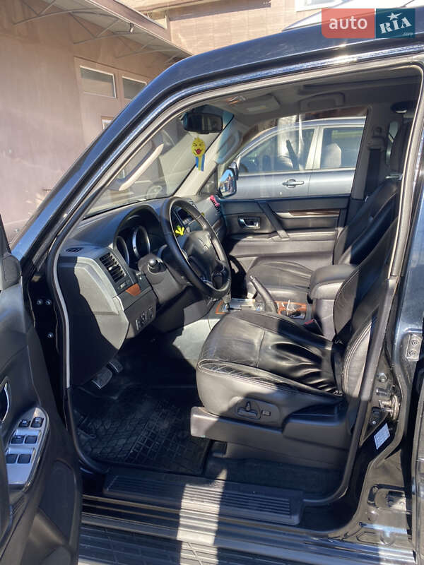 Внедорожник / Кроссовер Mitsubishi Pajero 2008 в Остроге