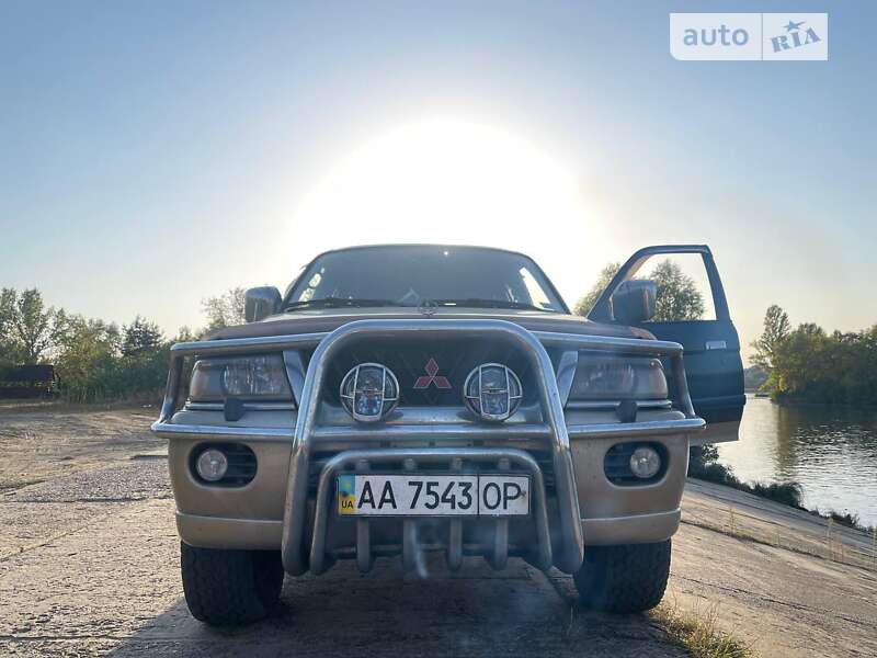 Внедорожник / Кроссовер Mitsubishi Pajero 2003 в Киеве