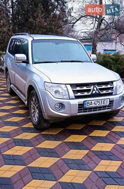 Внедорожник / Кроссовер Mitsubishi Pajero 2011 в Александрие