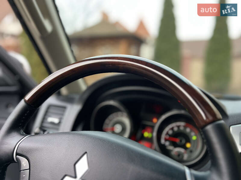 Внедорожник / Кроссовер Mitsubishi Pajero 2018 в Черновцах фото 27 Внедорожник / Кроссовер Mitsubishi Pajero 2018 в Черновцах